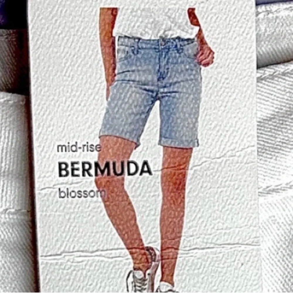 NWOT Celebrity Pink Cuffed White Bermuda Blossom Shorts RE Generation Mid Rise